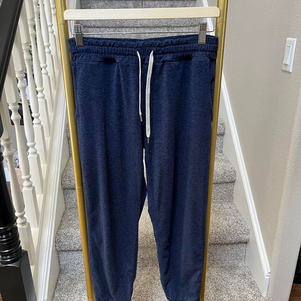 Vuori navy performance women's joggers sm athleisure
